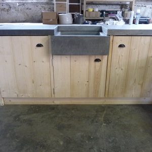 Steiger houten onderkasten met betonnen spoelbak en blad | Keukensnodig.nl