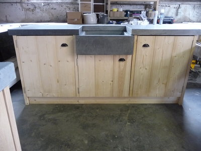 173239703 Steiger houten onderkasten met betonnen spoelbak en blad | Keukensnodig.nl