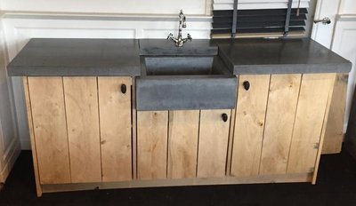 696330180 Eiken houten onderkasten met betonnen spoelbak en blad | Keukensnodig.nl