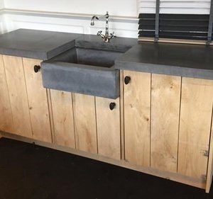 Eiken houten onderkasten met betonnen spoelbak | Keukensnodig.nl