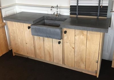 696330185 Eiken houten onderkasten met betonnen spoelbak | Keukensnodig.nl