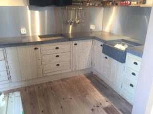 Keuken met betonnen aanrechtblad binnen | Keukensnodig.nl