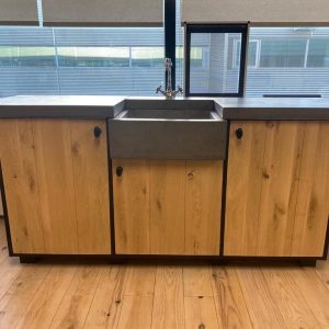 Outlet Nieuw: keuken eikenhouten deuren, betonnen blad, donker plaatmateriaal